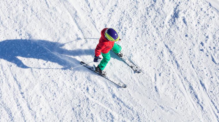 Barn sett uppifrån åker slalomskidor