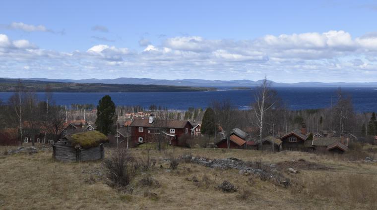 Utsikt över Siljan från vägen väster om Green Hotel, mitt i Tällberg.
