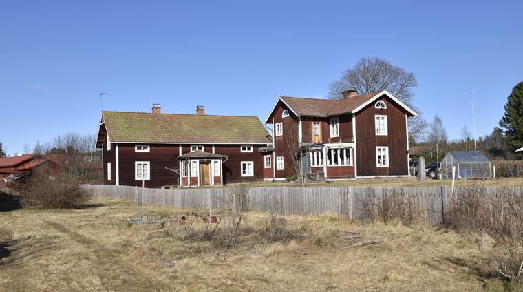 Två ålderdomliga bostadshus i den södra delen av byn Ål-Kilen,