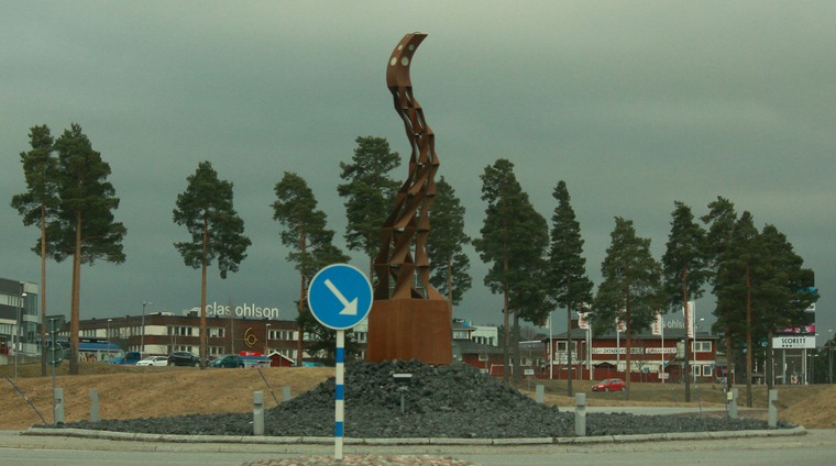 Bild på skulpturen Energetisk grodd i rondell i Insjön. 