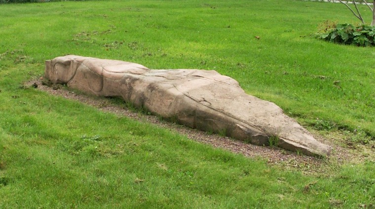 En stenskulptur föreställande en liggande kvinna av konstnären Marit Benthe Norheim