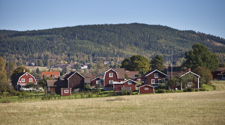 Utsikt över åker mot byn Ytteråkerö.