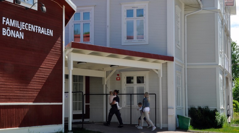 Bilden visar Öppna förskolan Bönan och två Vuxna som går med barn mot dörren till Öppna förskolan .