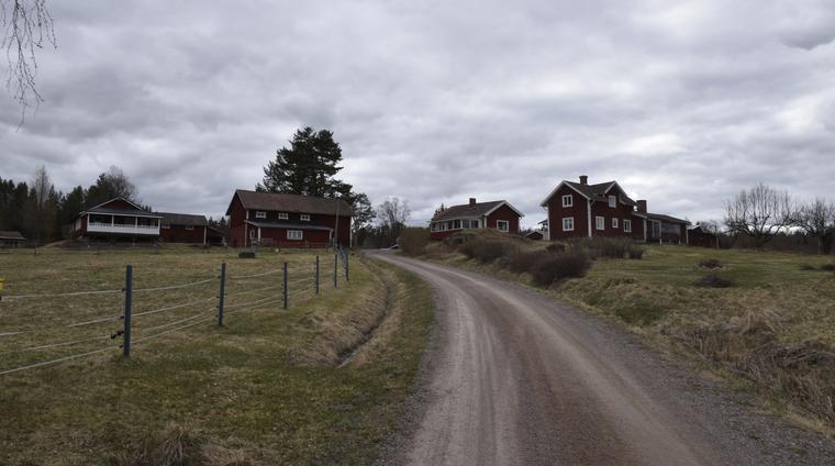 Utsikt mot klunga med två kringbyggda gårdar, Rofrygg och Likagods, söder om järnvägen i Kullsbjörken.